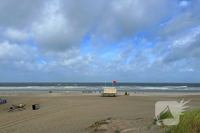 Rode vlag gehesen op strand, weercode geel afgegeven