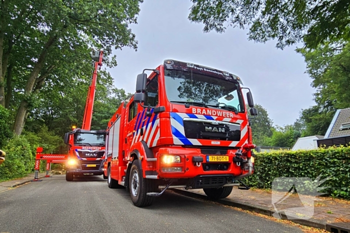 Brandweer verwijdert gevaarlijk hangende tak met hoogwerker