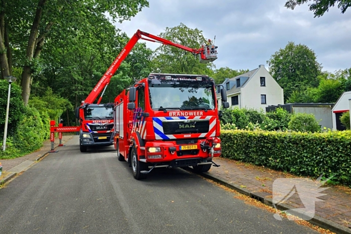 Brandweer verwijdert gevaarlijk hangende tak met hoogwerker