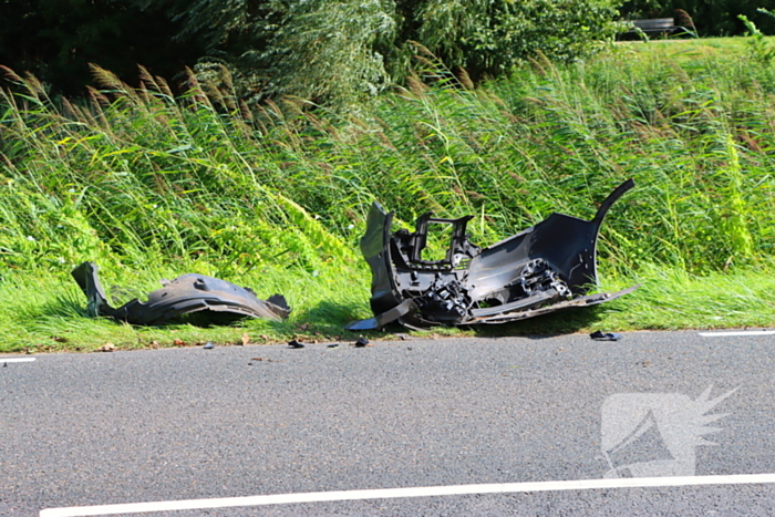 Flinke schade bij ongeval tussen dienstvoertuig en personenauto