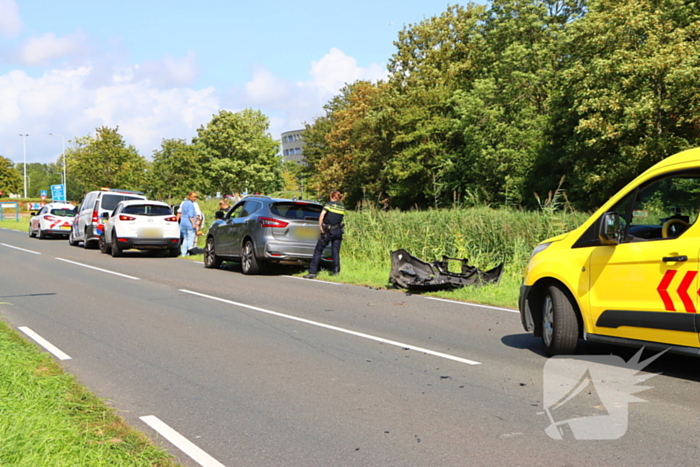 Flinke schade bij ongeval tussen dienstvoertuig en personenauto