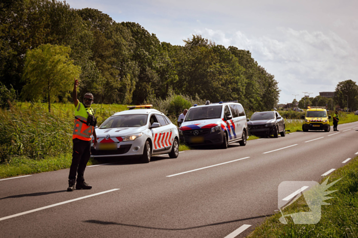 Flinke schade bij ongeval tussen dienstvoertuig en personenauto