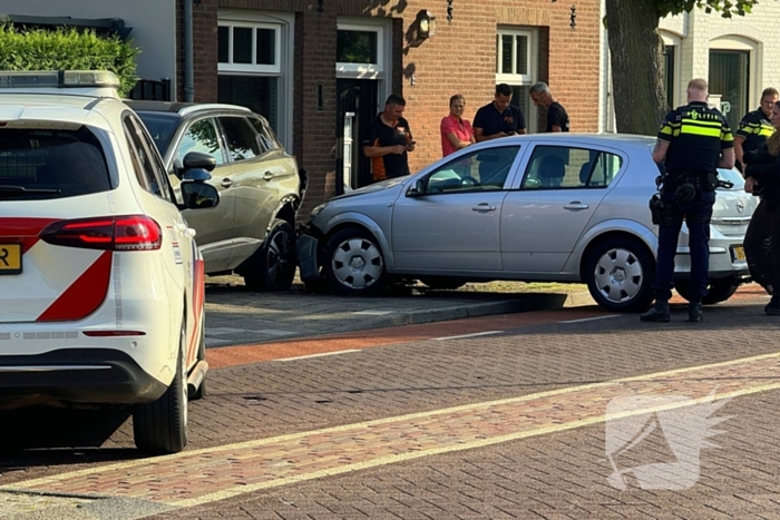 Automobilist botst op stilstaande auto