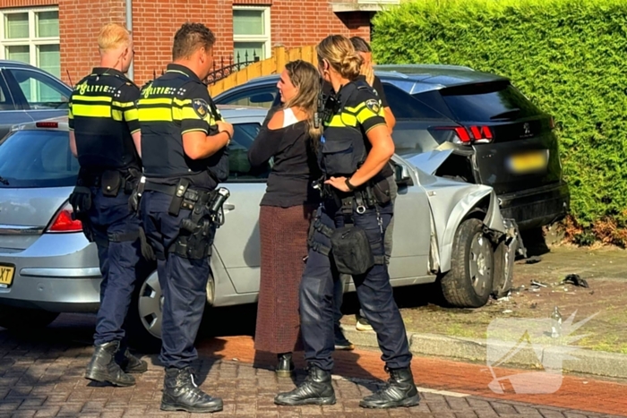 Automobilist botst op stilstaande auto