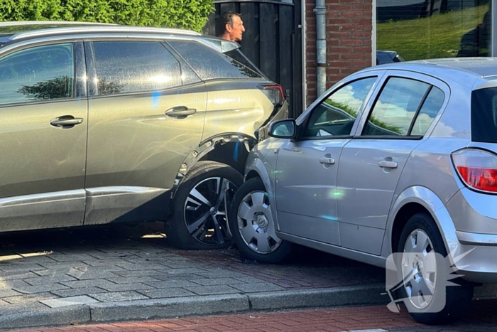 Automobilist botst op stilstaande auto