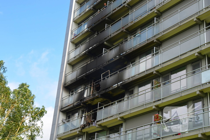 Enorme schade na uitslaande flatbrand goed zichtbaar