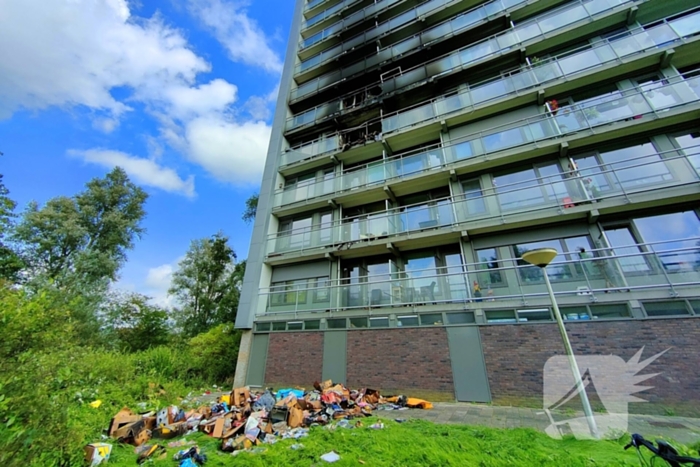 Enorme schade na uitslaande flatbrand goed zichtbaar