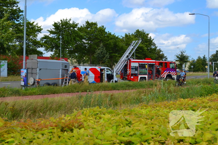 Paardentrailer raakt instabiel, brandweer schiet te hulp