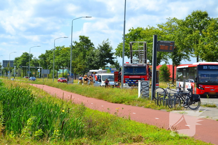 Paardentrailer raakt instabiel, brandweer schiet te hulp