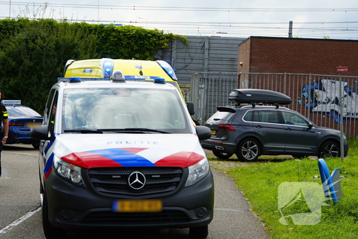 Motorrijder geschept door lesauto