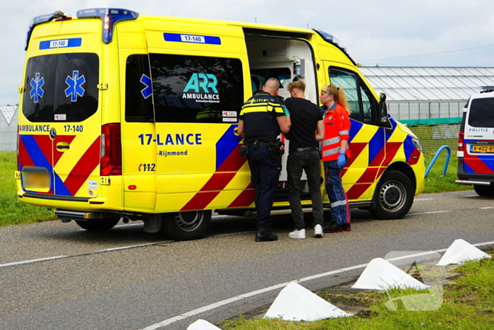 Motorrijder geschept door lesauto