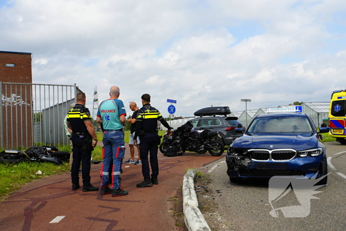 Motorrijder geschept door lesauto