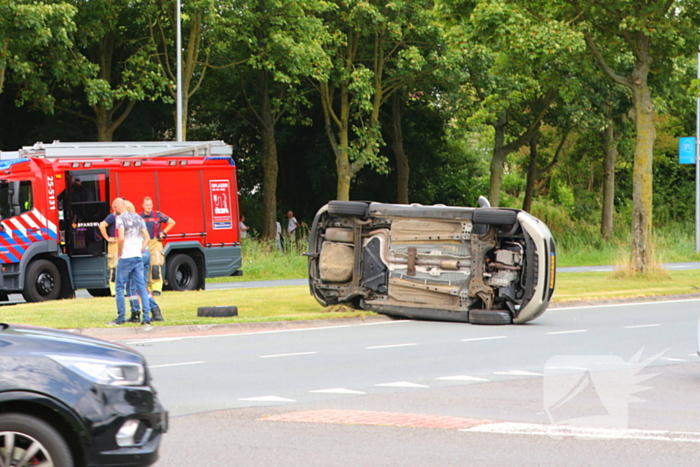 Auto belandt op zijkant bij ongeval