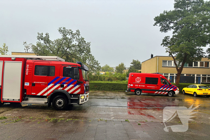 Boom valt op woning, situatie veilig