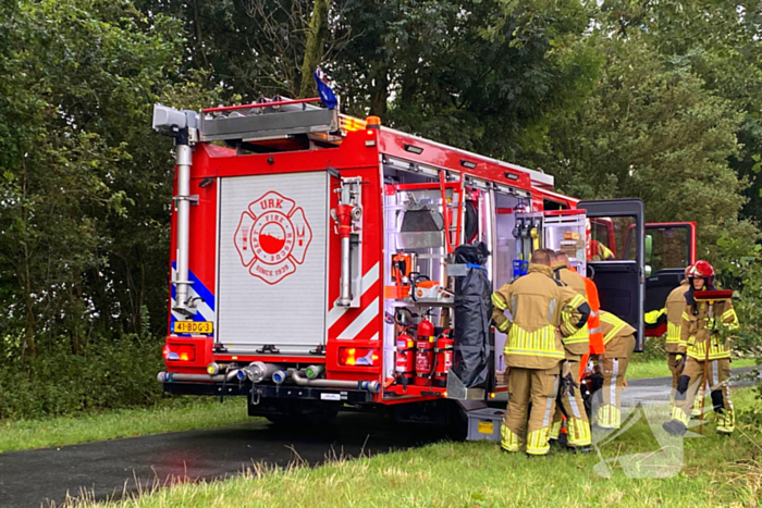 Brandweer zaagt omgewaaide boom in stukken