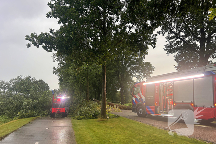 Brandweer druk met stormschade afhandelen