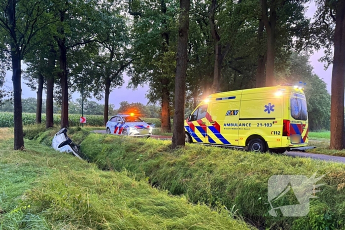 Automobilist vliegt uit de bocht en belandt in greppel