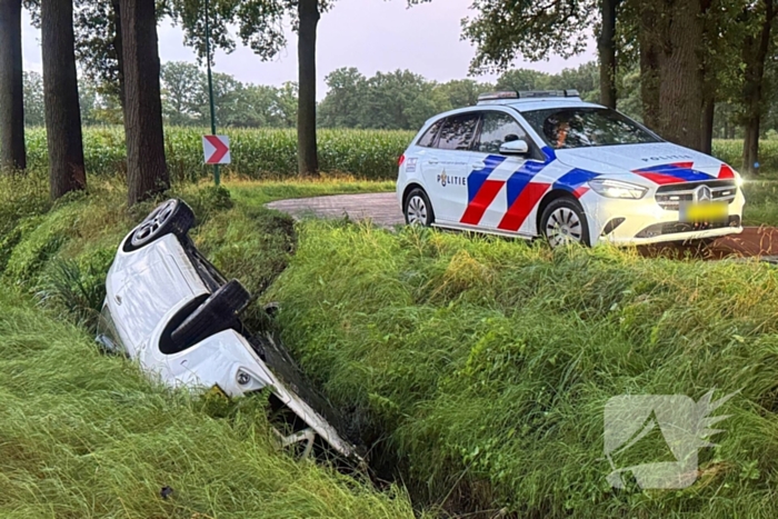 Automobilist vliegt uit de bocht en belandt in greppel