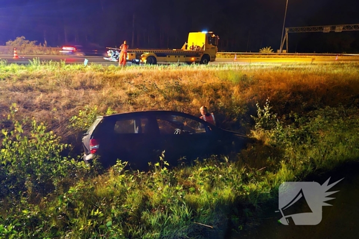 Gewonde nadat auto in sloot naast snelweg belandt