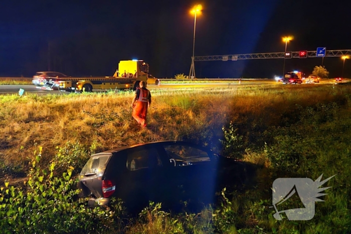 Gewonde nadat auto in sloot naast snelweg belandt