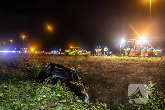 Gewonde nadat auto in sloot naast snelweg belandt