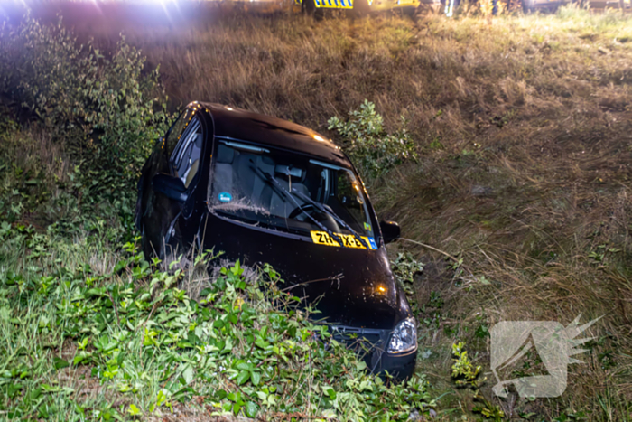 Gewonde nadat auto in sloot naast snelweg belandt