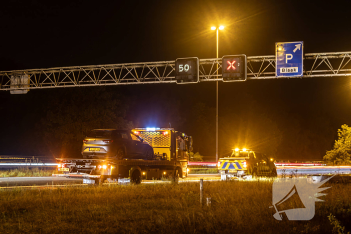 Gewonde nadat auto in sloot naast snelweg belandt