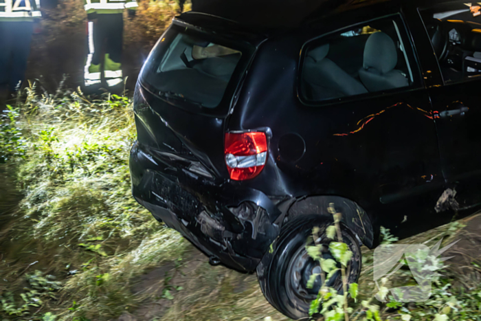 Gewonde nadat auto in sloot naast snelweg belandt