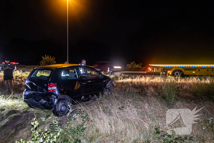 Gewonde nadat auto in sloot naast snelweg belandt