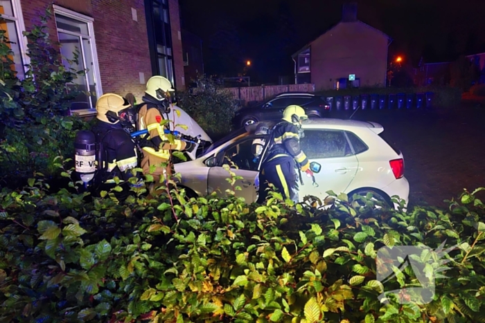 Geparkeerde auto loopt flinke schade op door brand