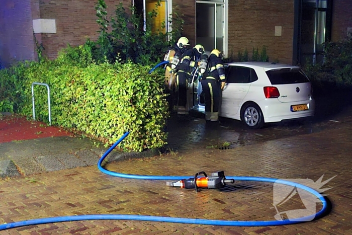 Geparkeerde auto loopt flinke schade op door brand