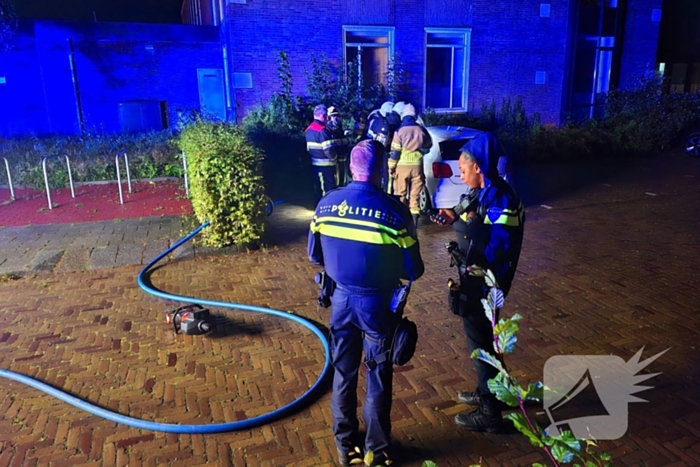 Geparkeerde auto loopt flinke schade op door brand