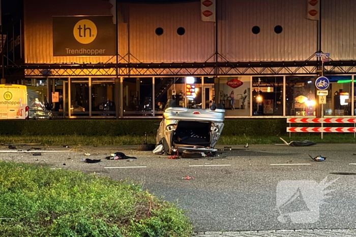 Auto slaat over de Kop, schade aan schakelkast