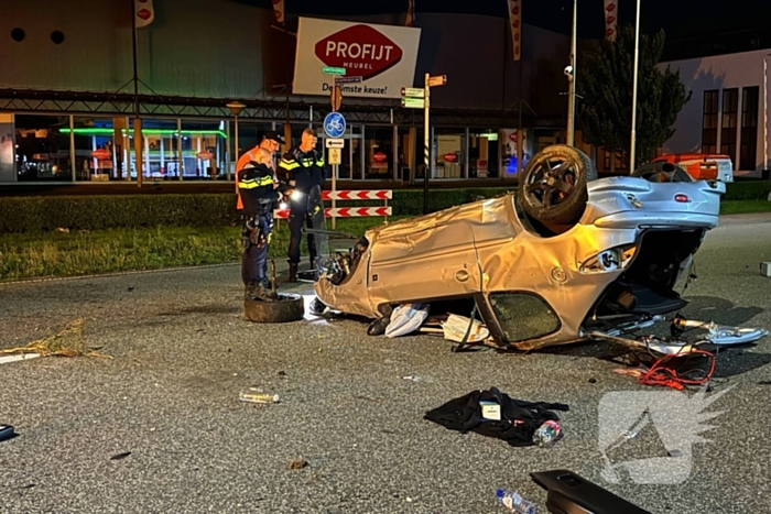 Auto slaat over de Kop, schade aan schakelkast