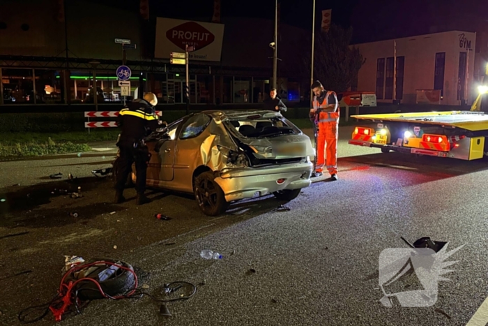 Auto slaat over de Kop, schade aan schakelkast