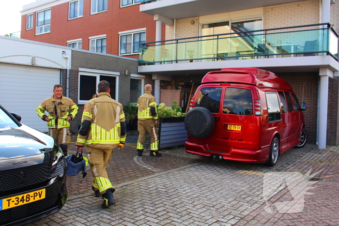 Brandweer controleert geparkeerde bus na eerdere melding gaslucht