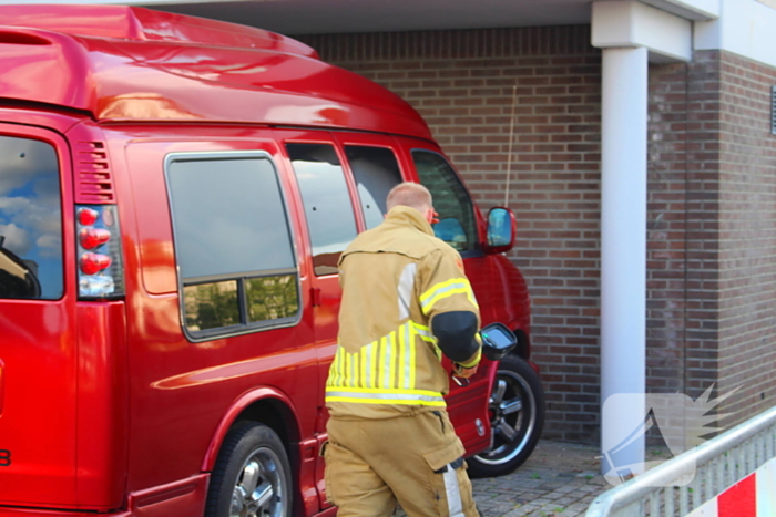 Brandweer controleert geparkeerde bus na eerdere melding gaslucht