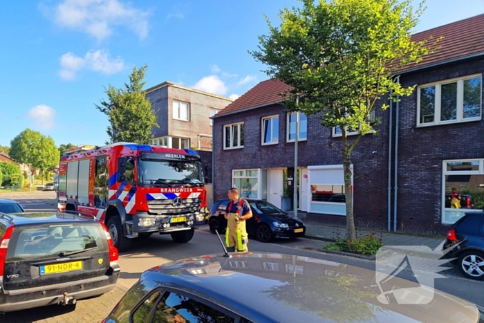 Brandweer verricht metingen bij gaslucht in woning