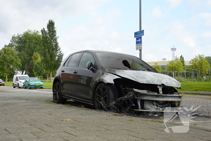 Meerdere voertuigen beschadigd door autobrand