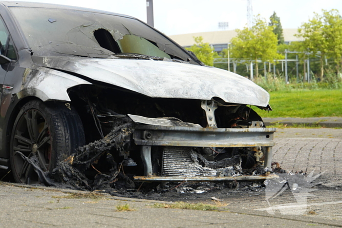 Meerdere voertuigen beschadigd door autobrand