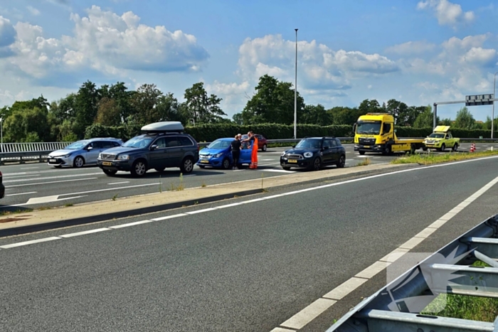 Meerdere voertuigen betrokken bij kop-staartbotsing op afrit