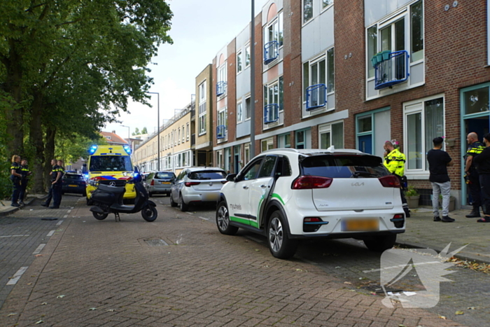 Scooterrijder klapt op openslaand auto portier