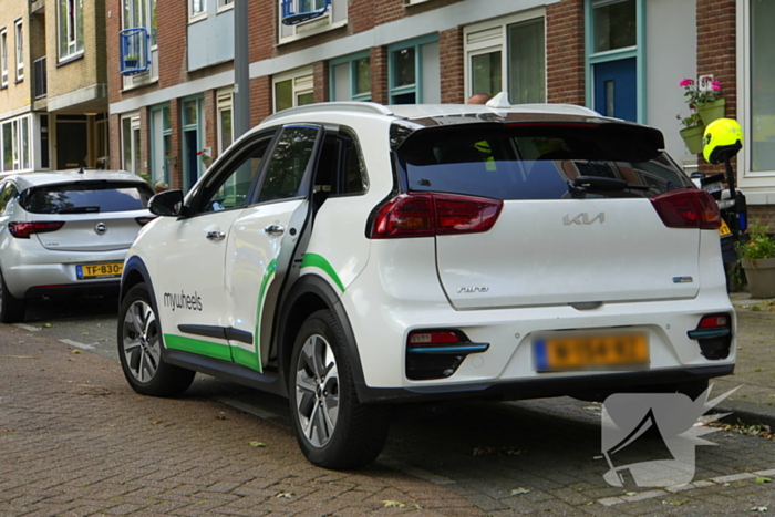 Scooterrijder klapt op openslaand auto portier