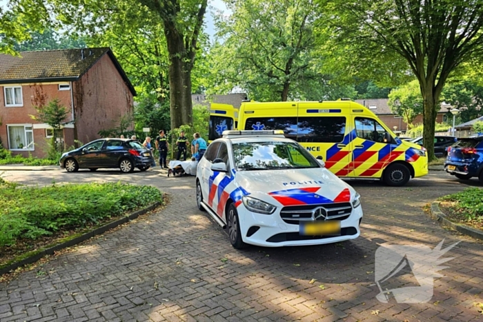 Voetganger aangereden door achteruitrijdende auto