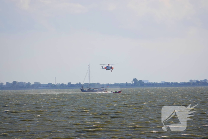 Kustwacht zoekt met helikopter naar drenkeling na omslaan boot