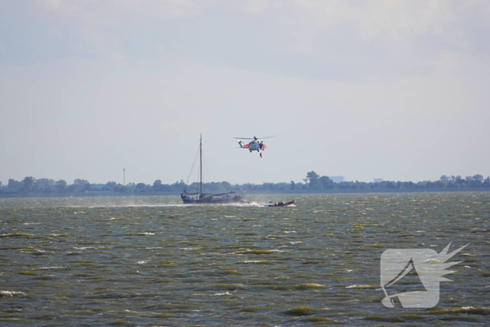 Kustwacht zoekt met helikopter naar drenkeling na omslaan boot