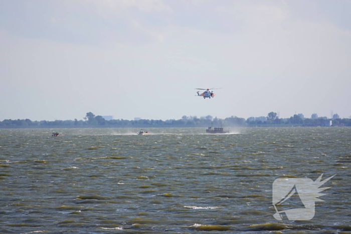 Kustwacht zoekt met helikopter naar drenkeling na omslaan boot