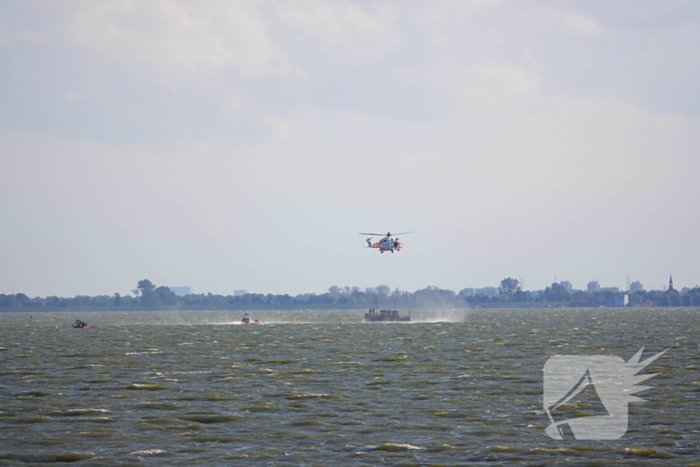 Kustwacht zoekt met helikopter naar drenkeling na omslaan boot