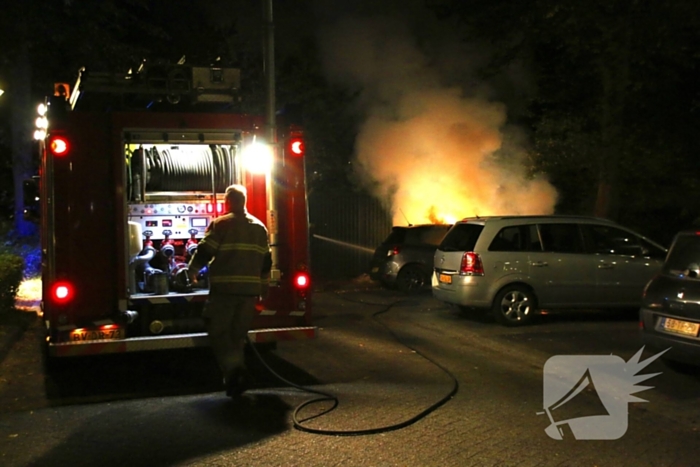 Brand in geparkeerde auto: politie onderzoekt mogelijke brandstichting