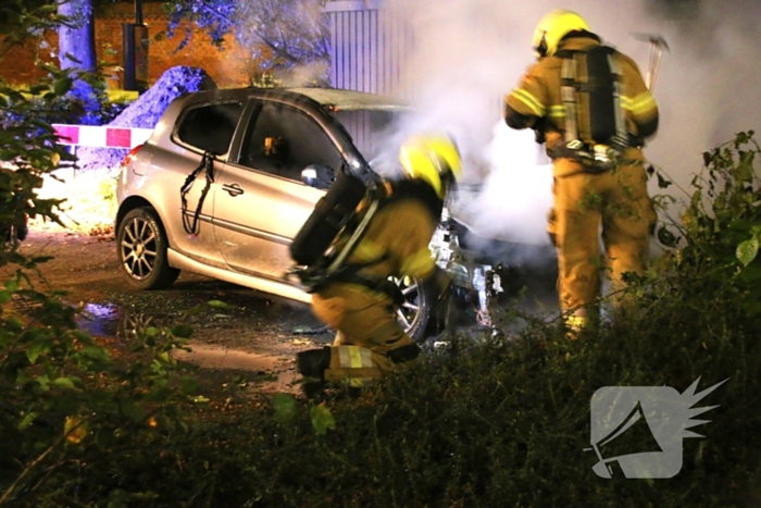 Brand in geparkeerde auto: politie onderzoekt mogelijke brandstichting